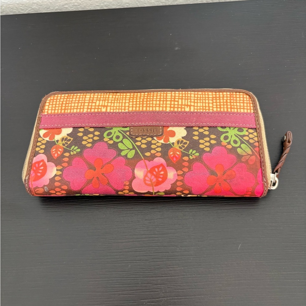 Vintage Fossil Women's Floral Wallet - Pink, Brown, and Orange. Zip around. PO